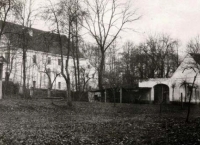 Východní strana mlýna, vpravo vrata do hospodářského objektu (stodola, stáje).
Zdroj: archiv rodiny Březských 
