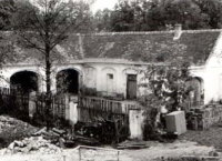 Zbytky původního hospodářského objektu (stodola, stáje)  v době počátku přestavby areálu (byl v konečné fázi zcela odstraněn). Zdroj: foto Karel Kopal st.
