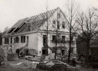 Jižní průčelí a západní strana mlýna v průběhu přestavby.
Zdroj: foto Karel Kopal st.
