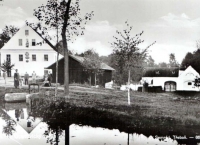 Pohled na celý areál (zleva: mlýn, pila, stodola se stájemi) z jihu od Zlaté stoky 
zdroj: výřez z dobové pohlednice (autor neznámý)
