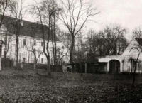 Východní strana mlýna, vpravo vrata do hospodářského objektu (stodola, stáje).
Zdroj: archiv rodiny Březských 
