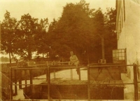 Můstek přes náhon, roh západní a jižní strany mlýna;  v uniformě jeden z bratrů mlynáře. Zdroj: archiv rodiny Březských
